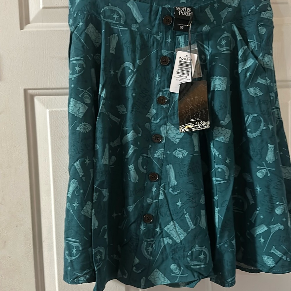Disney Hocus Pocus Mini Challis Button Front Skirt: TEAL: NWT: SIZE 00 (M/L)
